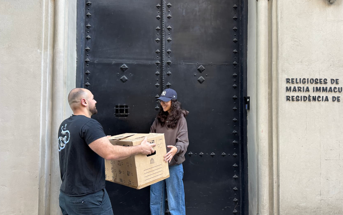 StoreIt4Me delivery handoff with a moving box in Barcelona